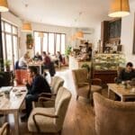 ¿Qué define a una cafetería con buen ambiente en Chirivel?