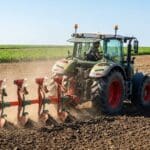 ¿Qué es un tractor agrícola y por qué es esencial en la agricultura moderna?
