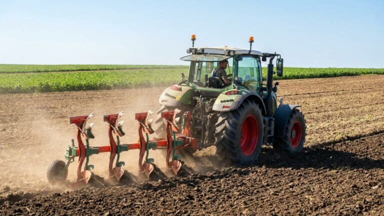 ¿Qué es un tractor agrícola y por qué es esencial en la agricultura moderna?