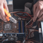 Técnico especializado realizando reparación de ordenadores y diagnóstico informático.