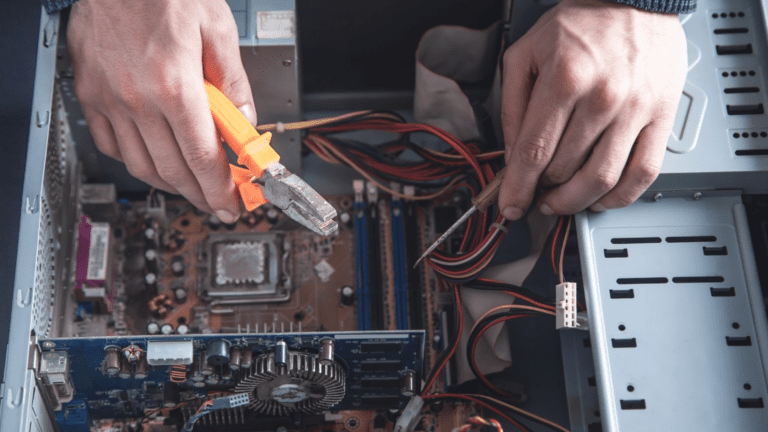 Técnico especializado realizando reparación de ordenadores y diagnóstico informático.