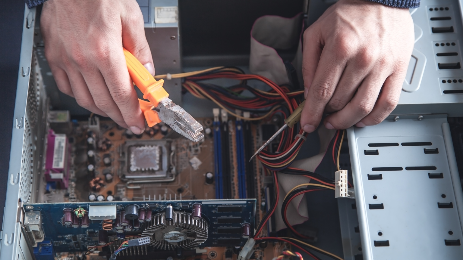 Técnico especializado realizando reparación de ordenadores y diagnóstico informático.
