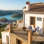 Cómo elegir alojamiento en Iznájar: diferencias entre hotel y casa rural